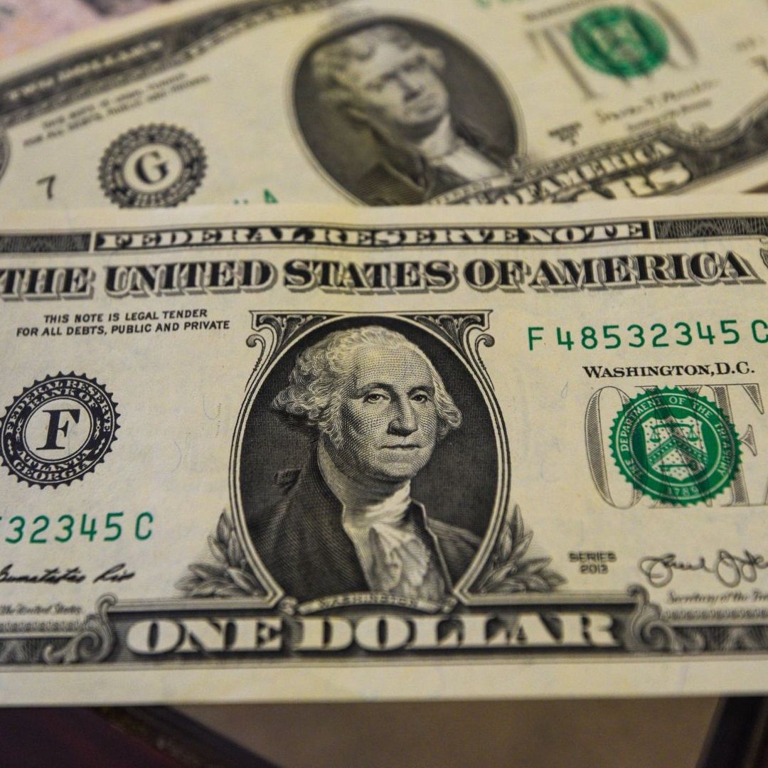 El precio del dólar estadounidense cambia durante toda la jornada